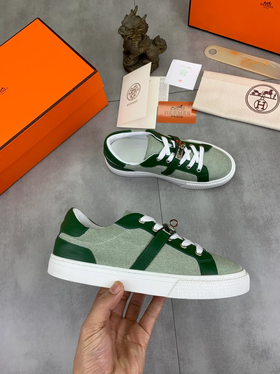 Men's men's shoes 💰P640 New Hermes top version Hermès classic couple style #𝐊𝐞𝐥𝐥𝐲 buckle casual white shoes skateboard shoes that will not conflict with shoes at all. Full of unknowns, Hermès rarely produces flat casual shoes and they are paired with classic palladium-plated Kelly shoe buckles! You'll fall in love with it at first sight. It's super versatile and can be worn with any skirt or pants. 🉑️Close your eyes and wear it. It's super noble. Fabric: Specific cowhide/canvas material. Lining: Sheepskin lining. Outsole: Original molded TPU outsole. Size: 35-45.